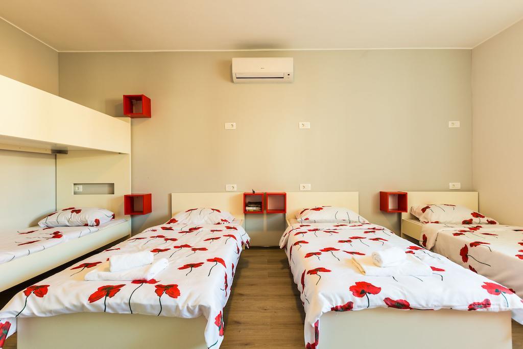 Einzelbett im Frauenschlafsaal